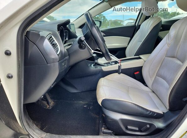 3MZBN1W38HM128106 2017 MAZDA 3 White Front interior view