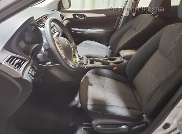 3N1AB7AP0HY212341 2017 NISSAN SENTRA Серебряный Вид салона спереди