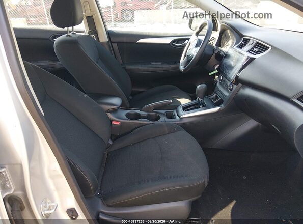 3N1AB7AP0KY234489 2019 NISSAN SENTRA Серебряный Вид салона спереди