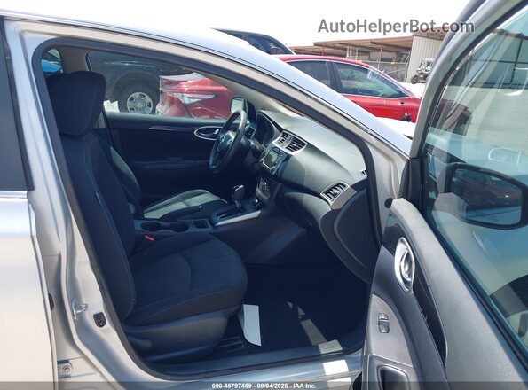 3N1AB7AP2JY226621 2018 NISSAN SENTRA Silver Вид салону спереду