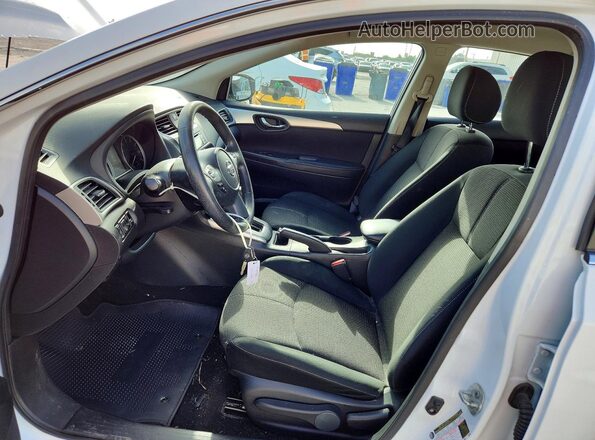 3N1AB7AP2JY258582 2018 NISSAN SENTRA Белый Вид салона спереди