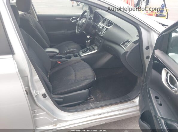 3N1AB7AP3HY325605 2017 NISSAN SENTRA Серебряный Вид салона спереди