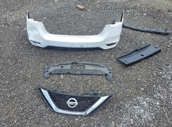 3N1AB7AP3JY232637 2018 NISSAN SENTRA White Vista del compartimento del motor