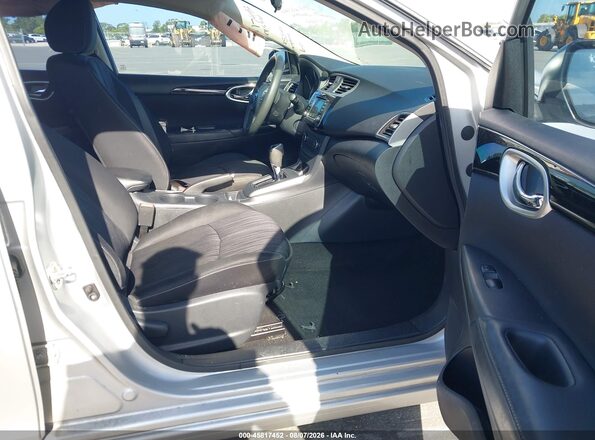 3N1AB7AP5HY359903 2017 NISSAN SENTRA Серебряный Вид салона спереди