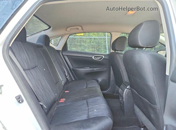 3N1AB7AP5JY225267 2018 NISSAN SENTRA White Widok tylnych siedzeń