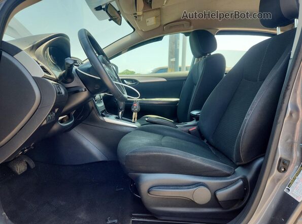 3N1AB7AP5JY306785 2018 NISSAN SENTRA Серебряный Вид салона спереди