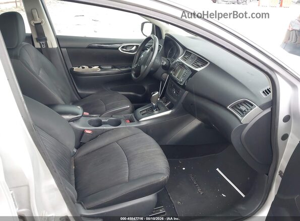 3N1AB7AP5JY342380 2018 NISSAN SENTRA Серебряный Вид салона спереди