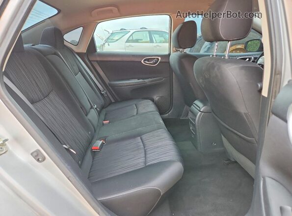 3N1AB7AP7JY220295 2018 NISSAN SENTRA Серебряный Вид задних сидений