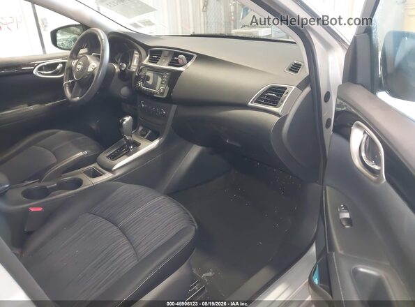 3N1AB7APXHL639734 2017 NISSAN SENTRA Серебряный Вид салона спереди