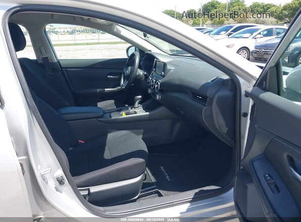 3N1AB8BV9MY305601 2021 NISSAN SENTRA Серебряный Вид салона спереди