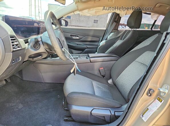 3N1AB9CV0TY221640 2026 NISSAN SENTRA Gold Вид салону спереду