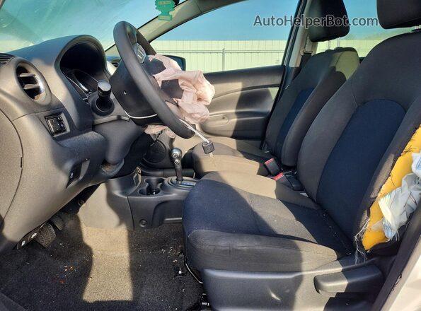 3N1CE2CP2HL357491 2017 NISSAN VERSA Серебряный Вид салона спереди