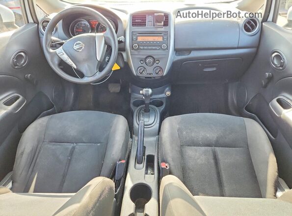 3N1CE2CP4JL353013 2018 NISSAN VERSA Белый Вид панели приборов