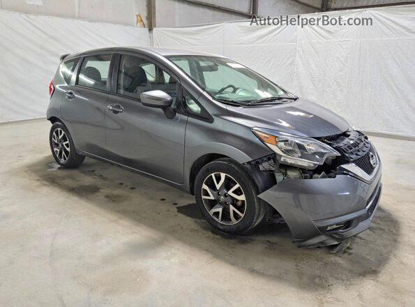 3N1CE2CP7HL381852 2017 NISSAN VERSA Gray Delantero derecho