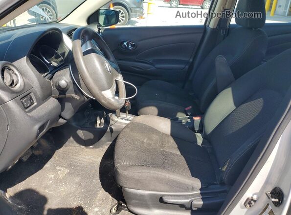 3N1CN7AP0KL847368 2019 NISSAN VERSA Серебряный Вид салона спереди