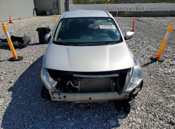 3N1CN7AP0KL847368 2019 NISSAN VERSA Серебряный Вид спереди
