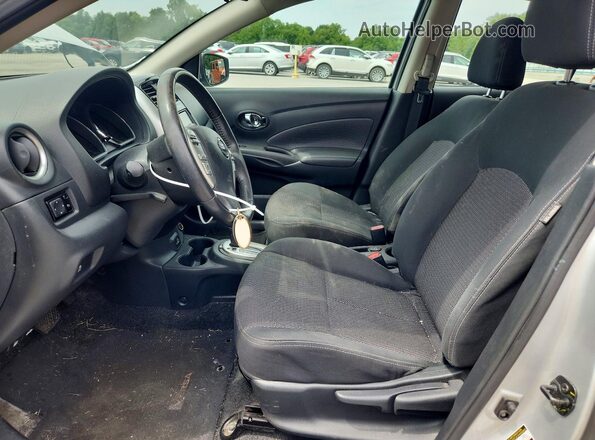 3N1CN7AP2KL821113 2019 NISSAN VERSA Silver Вид салону спереду