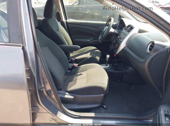 3N1CN7AP2KL867962 2019 NISSAN VERSA Gray Вид салону спереду