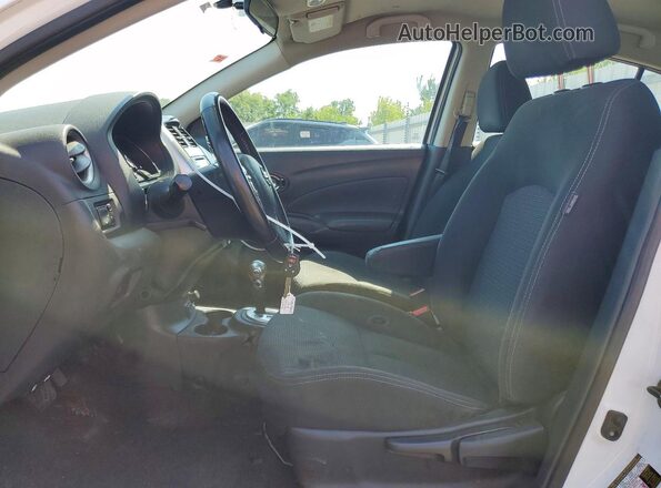 3N1CN7AP4JL864544 2018 NISSAN VERSA Белый Вид салона спереди