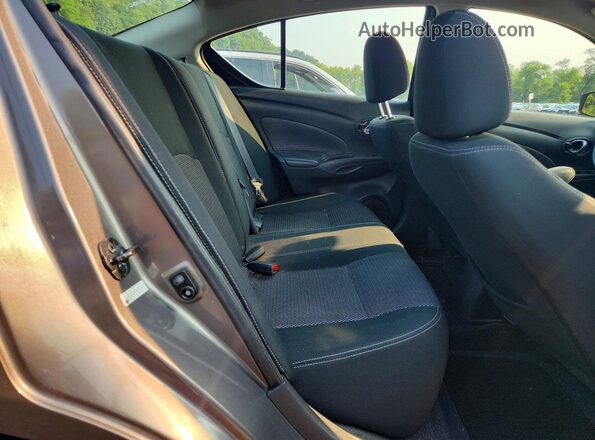 3N1CN7AP5HL858049 2017 NISSAN VERSA Gray Widok tylnych siedzeń