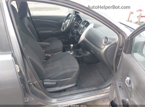 3N1CN7AP7JL856373 2018 NISSAN VERSA Серый Вид салона спереди