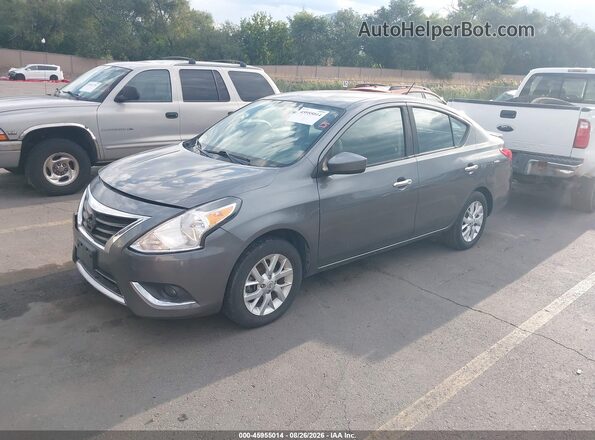 3N1CN7AP7JL856373 2018 NISSAN VERSA Серый Передняя левая четверть