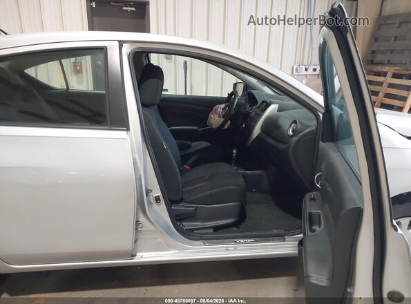 3N1CN7AP8GL868461 2016 NISSAN VERSA Silver Front interior view