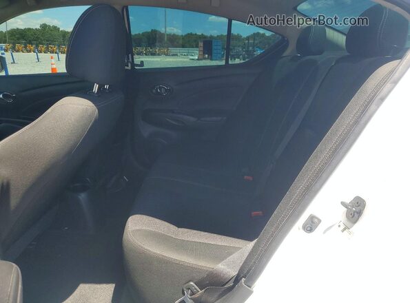 3N1CN7APXJL832178 2018 NISSAN VERSA Белый Вид задних сидений