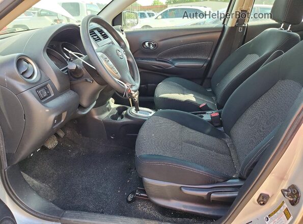 3N1CN7APXKL875128 2019 NISSAN VERSA Silver წინა სალონის ხედი