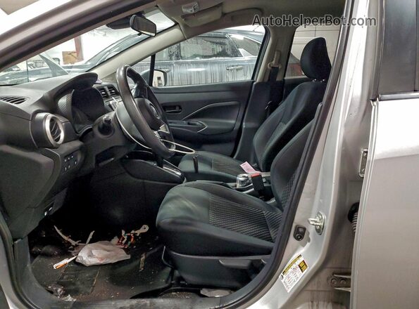 3N1CN8DV2LL808296 2020 NISSAN VERSA Серебряный Вид салона спереди