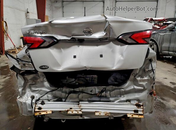 3N1CN8DV2LL808296 2020 NISSAN VERSA Серебряный Вид сзади