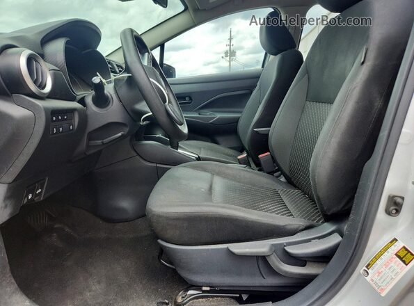 3N1CN8DV9LL882816 2020 NISSAN VERSA Серебряный Вид салона спереди