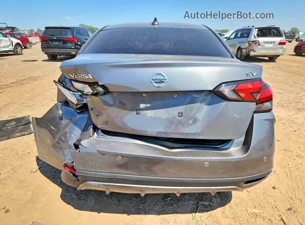 3N1CN8EV0ML871235 2021 NISSAN VERSA Серебряный Вид сзади