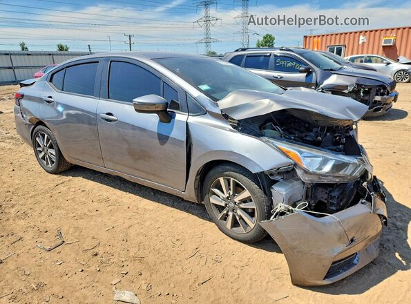 3N1CN8EV0ML871235 2021 NISSAN VERSA Серебряный Передняя правая четверть