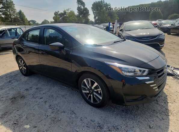 3N1CN8EV0SL826079 2025 NISSAN VERSA Черный Передняя правая четверть