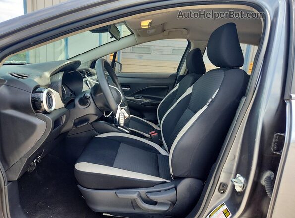 3N1CN8EV1LL858038 2020 NISSAN VERSA Серый Вид салона спереди