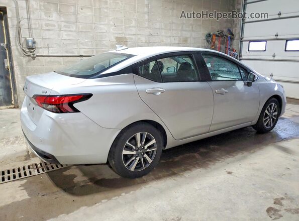 3N1CN8EV2ML913288 2021 NISSAN VERSA Серебряный Задняя правая четверть