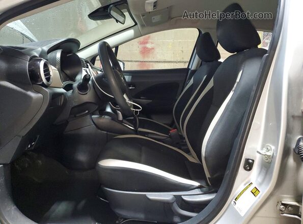 3N1CN8EV2ML913288 2021 NISSAN VERSA Серебряный Вид салона спереди