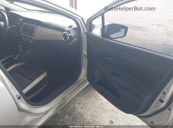 3N1CN8EV6ML822752 2021 NISSAN VERSA Серебряный Вид салона спереди