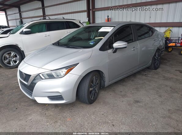 3N1CN8EV6ML822752 2021 NISSAN VERSA Серебряный Передняя левая четверть