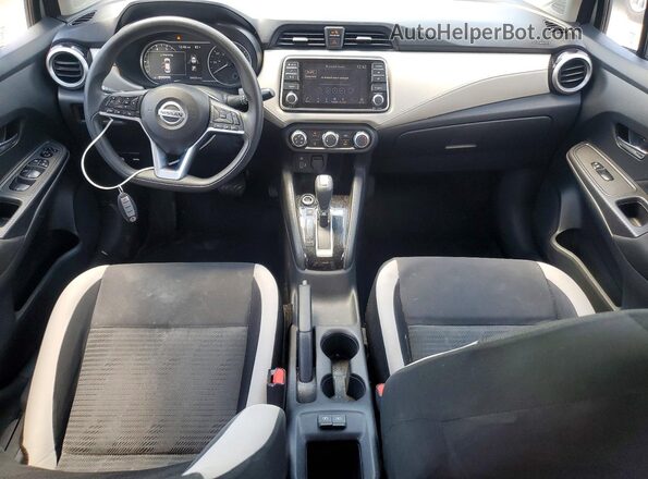3N1CN8EV7ML842914 2021 NISSAN VERSA Серебряный Вид панели приборов