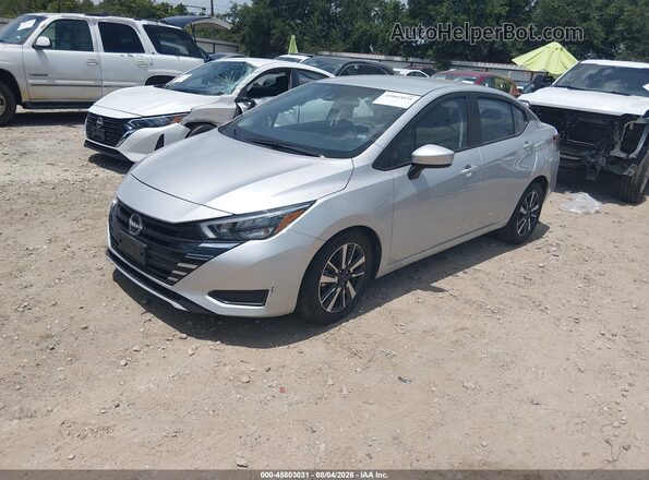 3N1CN8EV7SL825981 2025 NISSAN VERSA Silver წინა მარცხენა ხედი სამი მეოთხედიდან