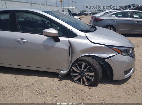3N1CN8EV7SL825981 2025 NISSAN VERSA Silver წინა ხედი