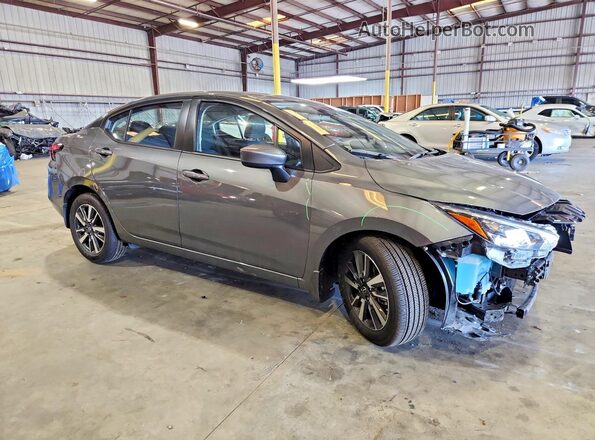 3N1CN8EV7SL881032 2025 NISSAN VERSA Gray Delantero derecho