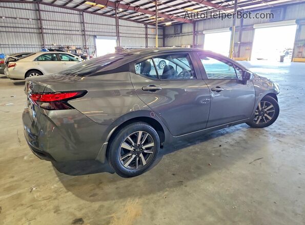 3N1CN8EV7SL881032 2025 NISSAN VERSA Gray Trasero derecho