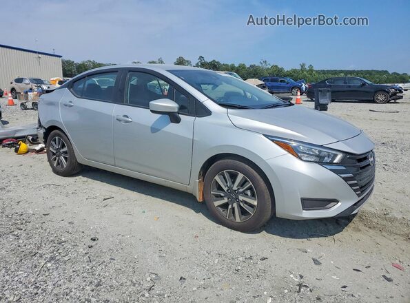 3N1CN8EV7SL888997 2025 NISSAN VERSA Silver Przód prawy