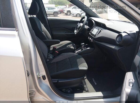 3N1CP5BV4LL527709 2020 NISSAN KICKS Серебряный Вид салона спереди