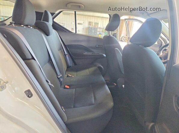 3N1CP5BV6RL507146 2024 NISSAN KICKS White Rear seats view