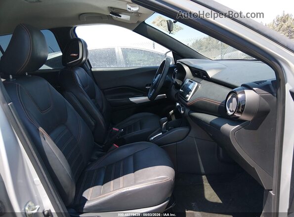 3N1CP5CU2JL542471 2018 NISSAN KICKS Silver წინა სალონის ხედი