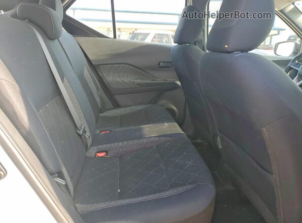 3N1CP5CU3JL538218 2018 NISSAN KICKS White Widok wnętrza z tyłu